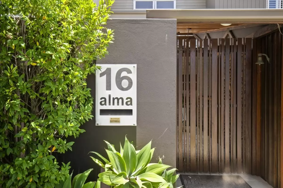 16 Alma Street, Southport Sold by Queensland Sotheby's International Realty - image 1