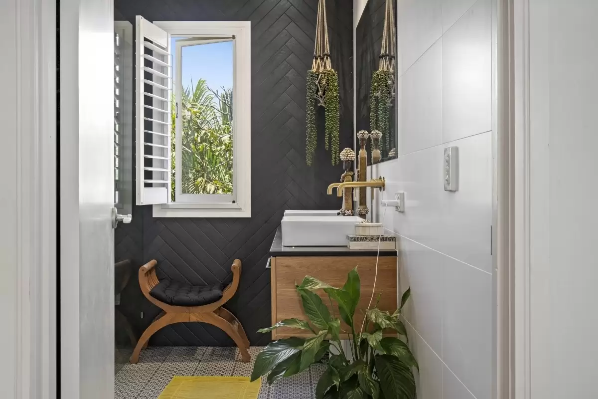 16 Alma Street, Southport Sold by Queensland Sotheby's International Realty - image 1