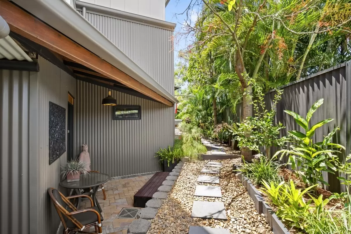 16 Alma Street, Southport Sold by Queensland Sotheby's International Realty - image 1