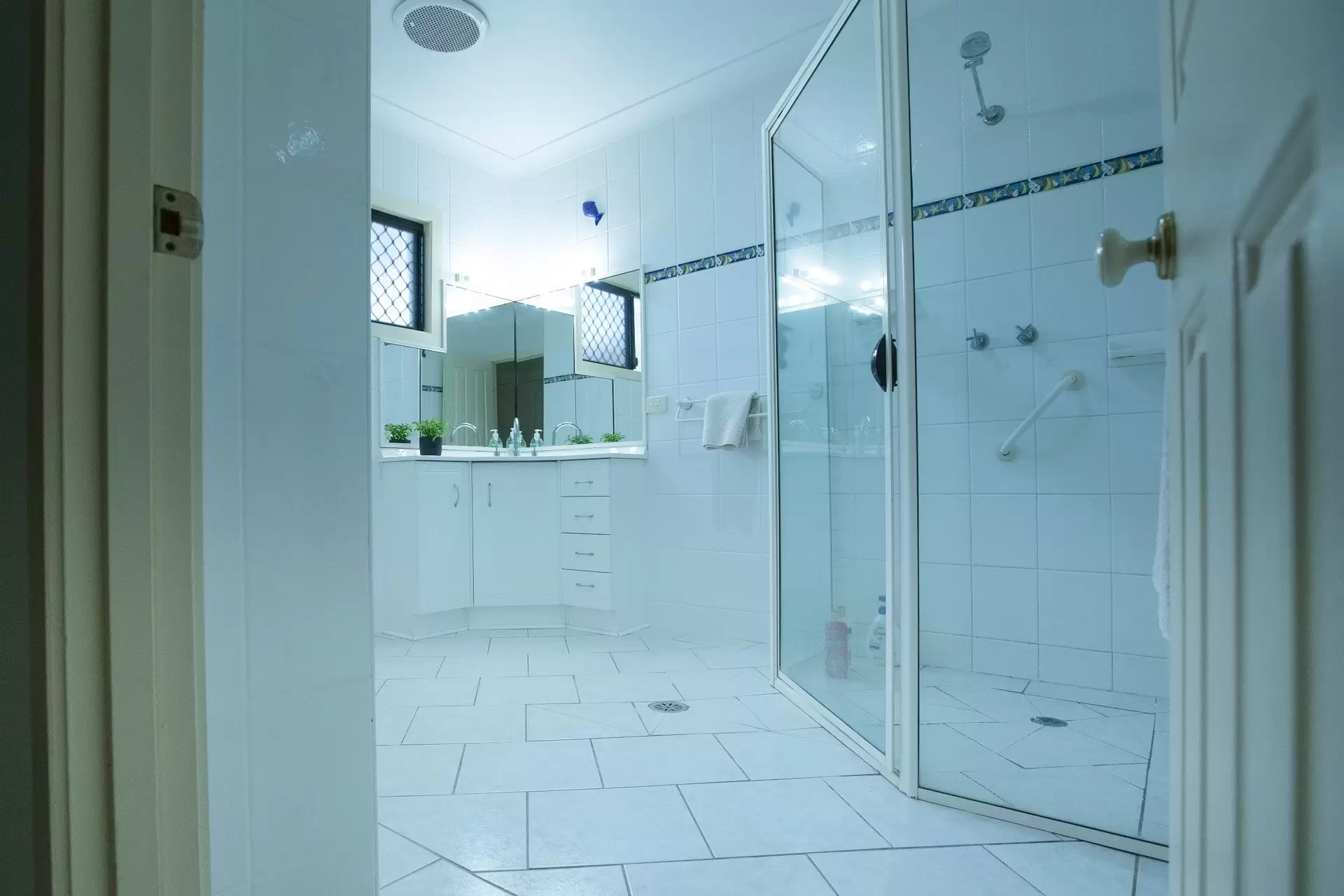 10 Baxter Avenue, Brisk Bay Sold by Queensland Sotheby's International Realty - image 1