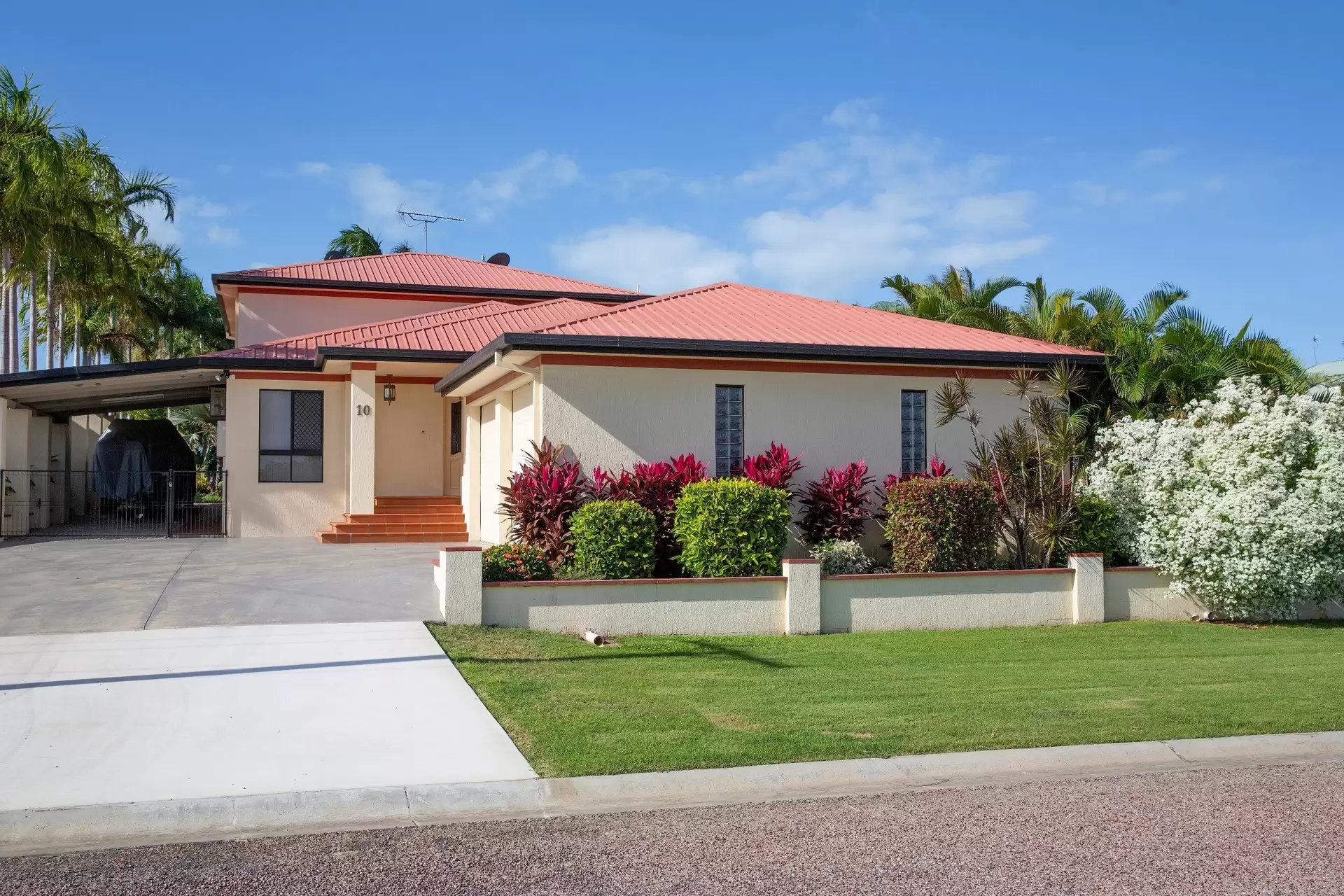 10 Baxter Avenue, Brisk Bay Sold by Queensland Sotheby's International Realty - image 1