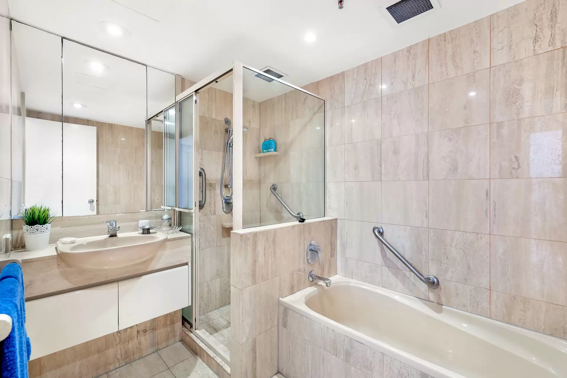 241/1 Serisier Avenue, Main Beach Sold by Queensland Sotheby's International Realty - image 1