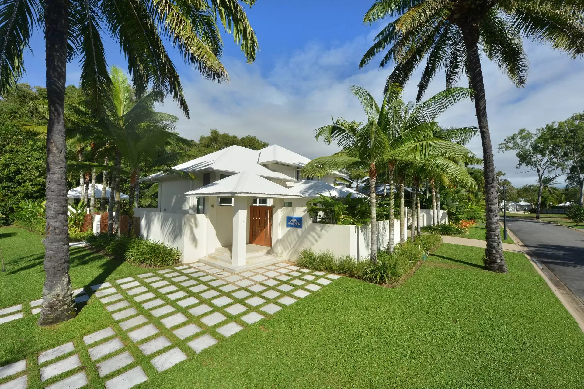 19 Beachfront Mirage Drive, Port Douglas Sold by Queensland Sotheby's International Realty - image 1
