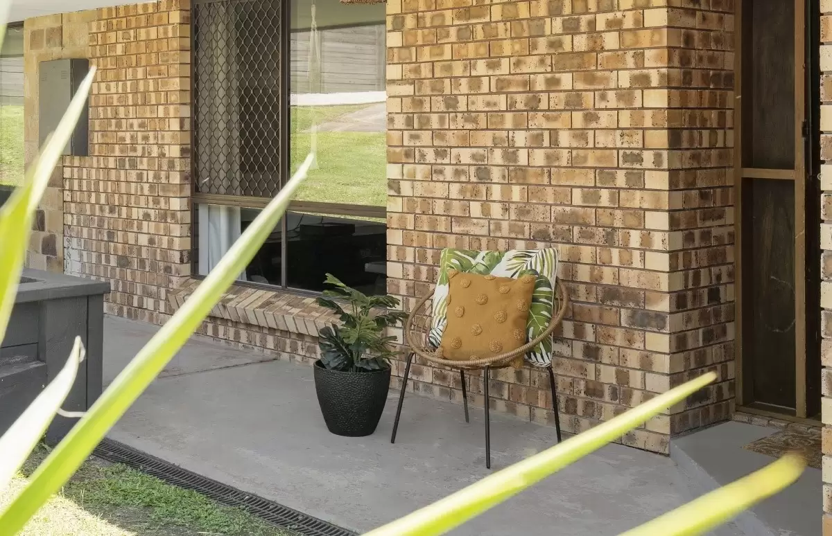 8 Dearne Place, Carrara Sold by  - image 1