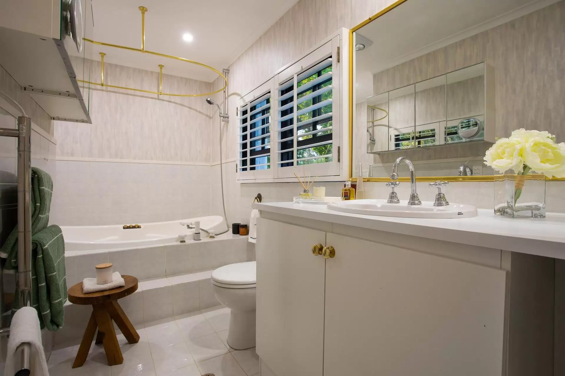 2 Bellview Crescent, Ashmore Sold by Queensland Sotheby's International Realty - image 1
