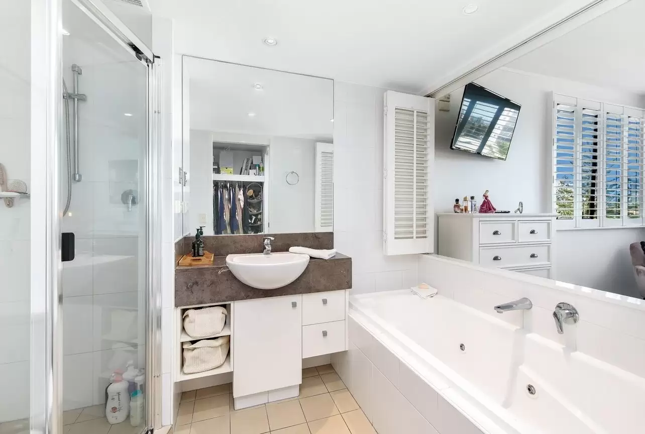 301/2685-2689 Gold Coast Highway, Broadbeach Sold by Queensland Sotheby's International Realty - image 1
