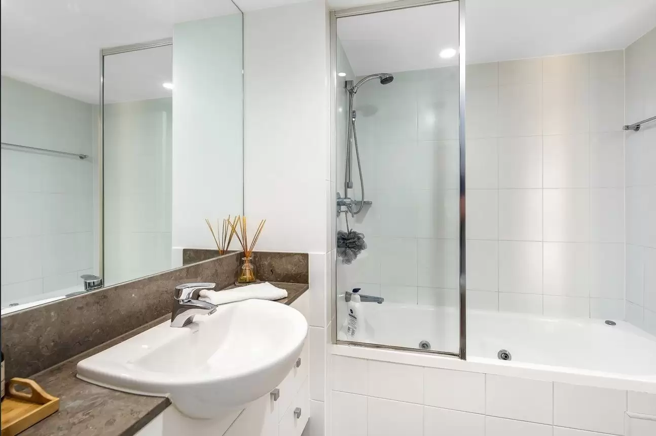 301/2685-2689 Gold Coast Highway, Broadbeach Sold by Queensland Sotheby's International Realty - image 1