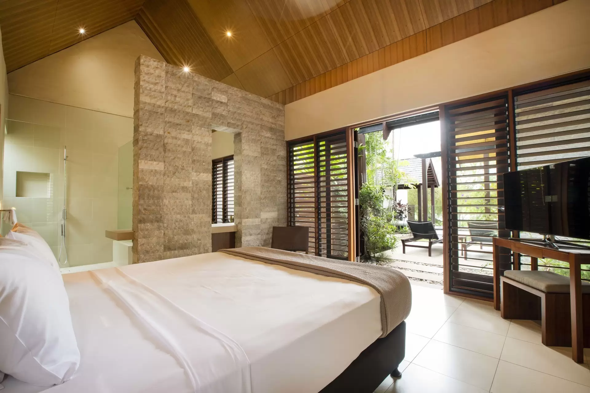 16 Bale Drive, Port Douglas Sold by Queensland Sotheby's International Realty - image 1