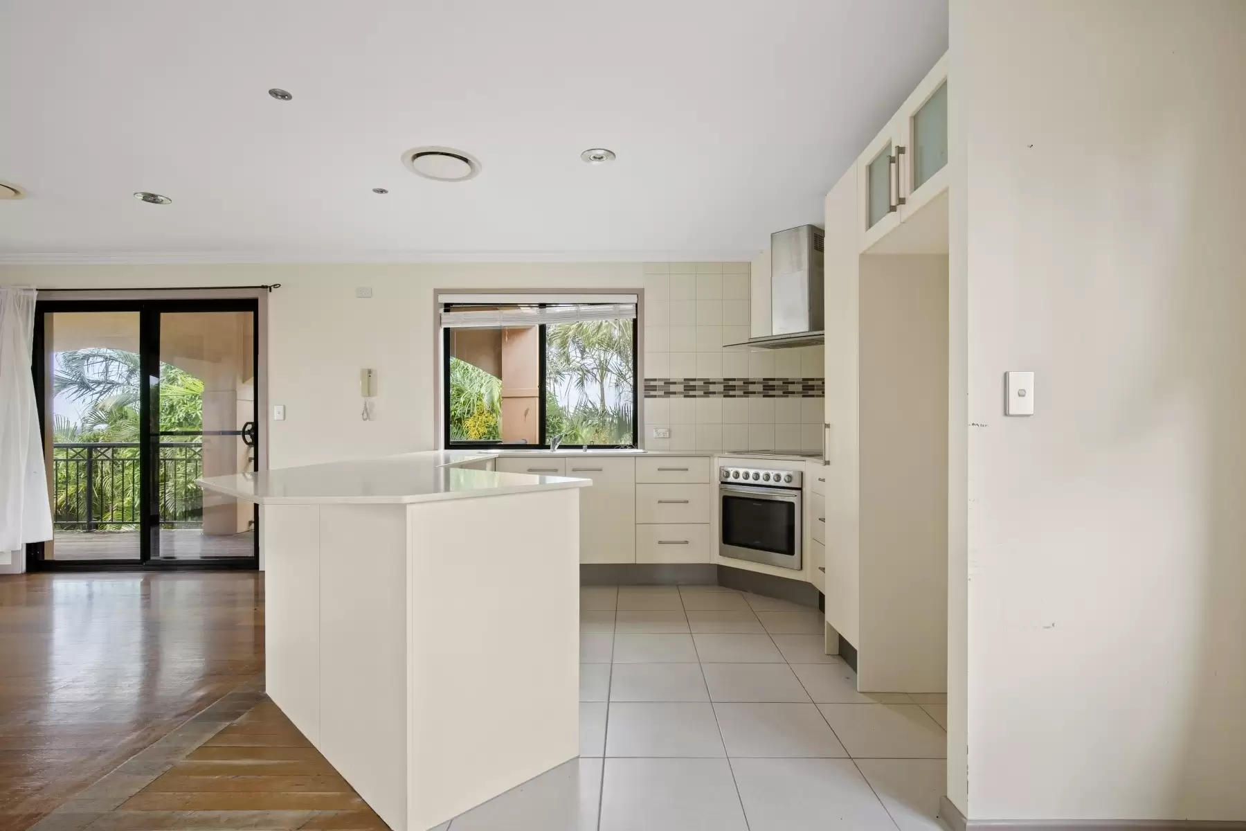 7/16 Cascade Avenue, Benowa Sold by  - image 1