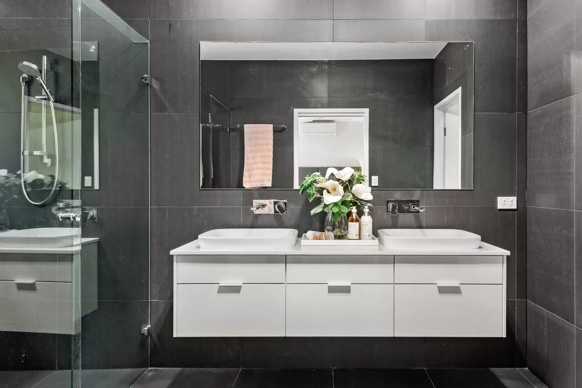 573 London Road, Chandler Sold by Queensland Sotheby's International Realty - image 1