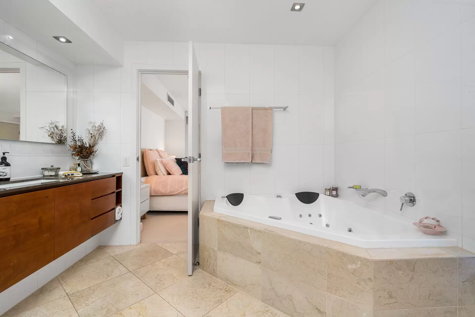 35B Hughes Avenue, Main Beach Sold by Queensland Sotheby's International Realty - image 1