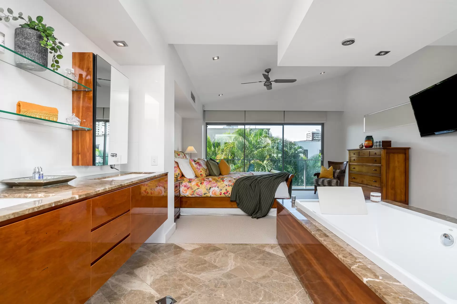35B Hughes Avenue, Main Beach Sold by Queensland Sotheby's International Realty - image 1