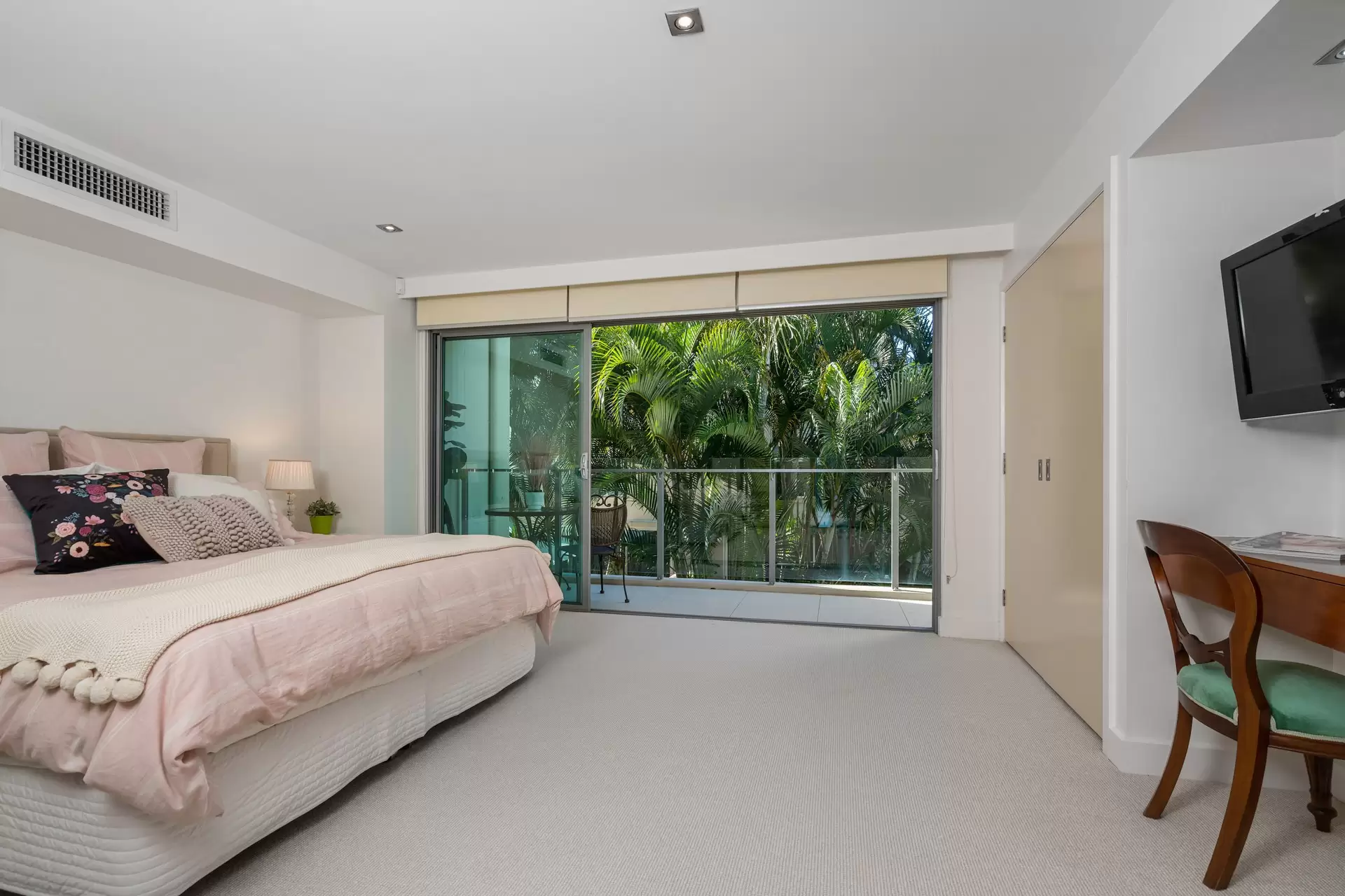 35B Hughes Avenue, Main Beach Sold by Queensland Sotheby's International Realty - image 1