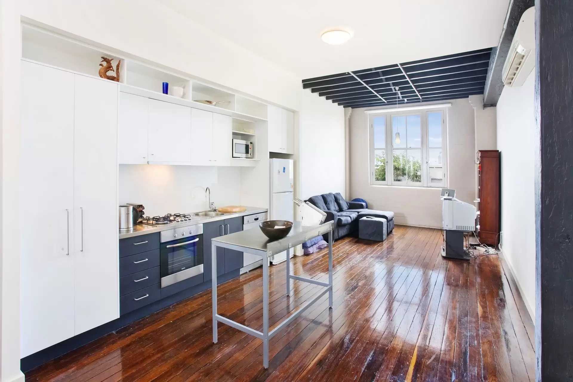 229/64  Macquarie Street, Teneriffe Sold by  - image 1