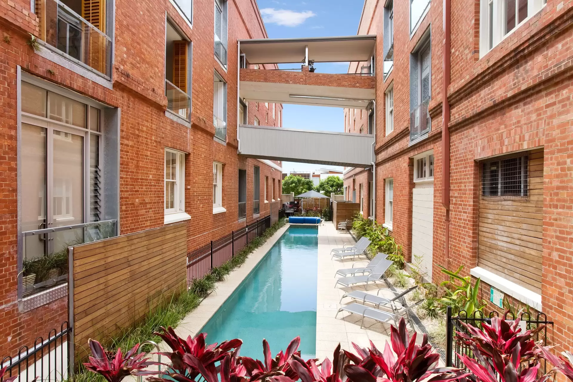 229/64  Macquarie Street, Teneriffe Sold by  - image 1