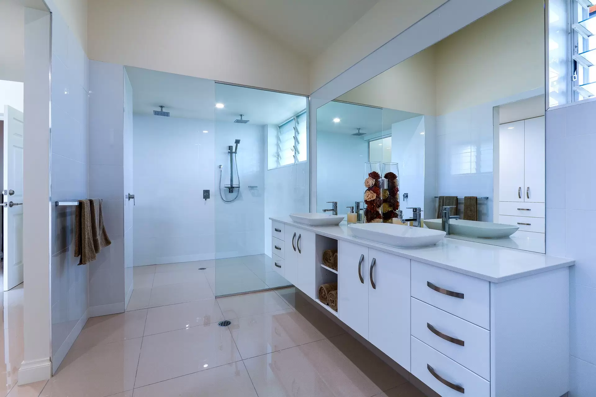 4/12 Whitsunday Boulevard, Hamilton Island Sold by Queensland Sotheby's International Realty - image 1