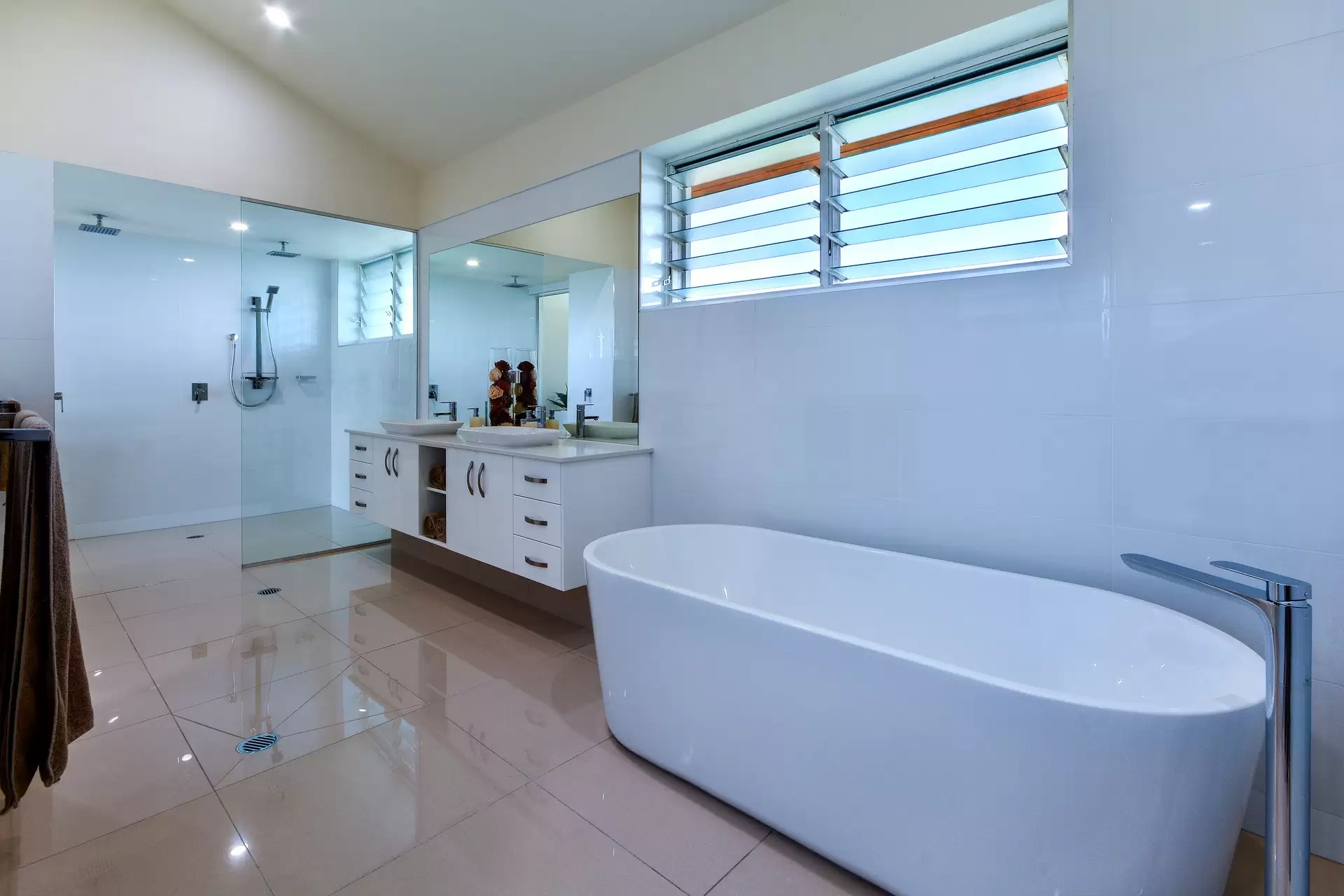 4/12 Whitsunday Boulevard, Hamilton Island Sold by Queensland Sotheby's International Realty - image 1