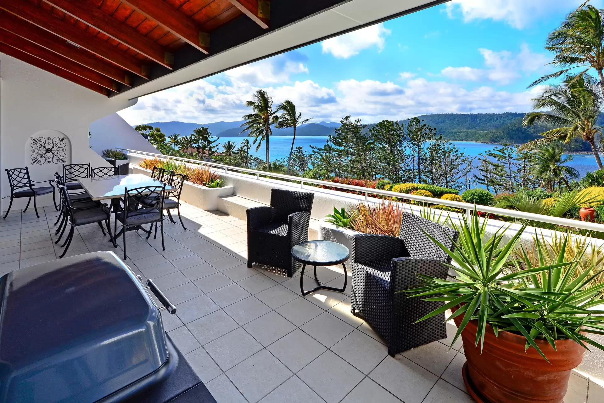 4/12 Whitsunday Boulevard, Hamilton Island Sold by  - image 1