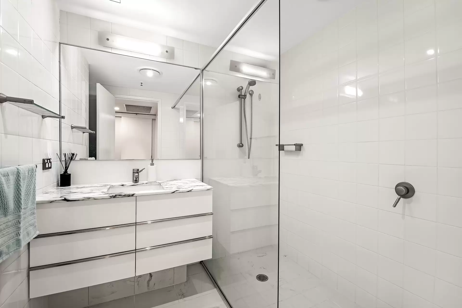 Level 6/2061/1 Lennie Avenue, Main Beach Sold by Queensland Sotheby's International Realty - image 1