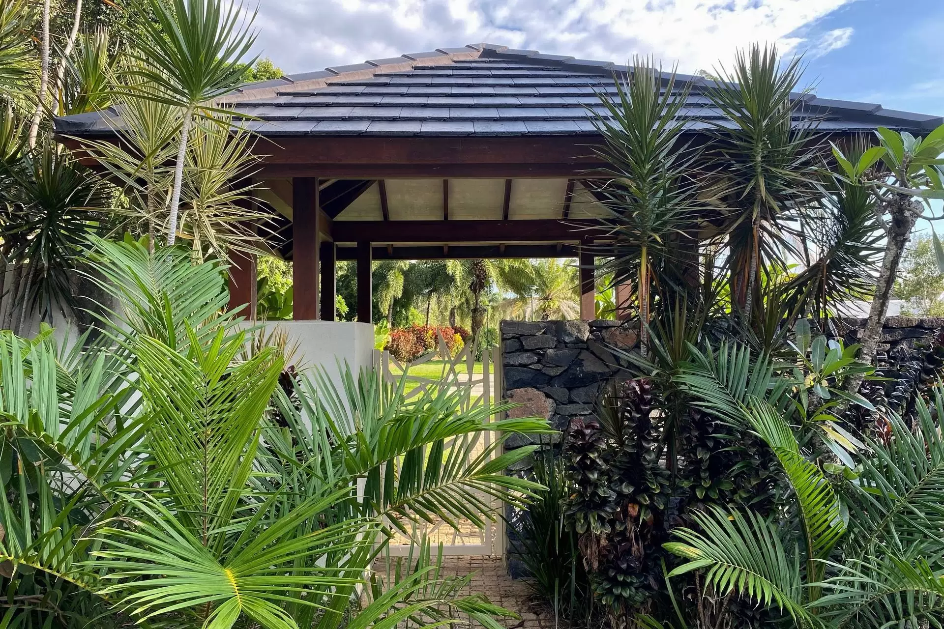 8 Cascade Drive, Port Douglas Sold by Queensland Sotheby's International Realty - image 1