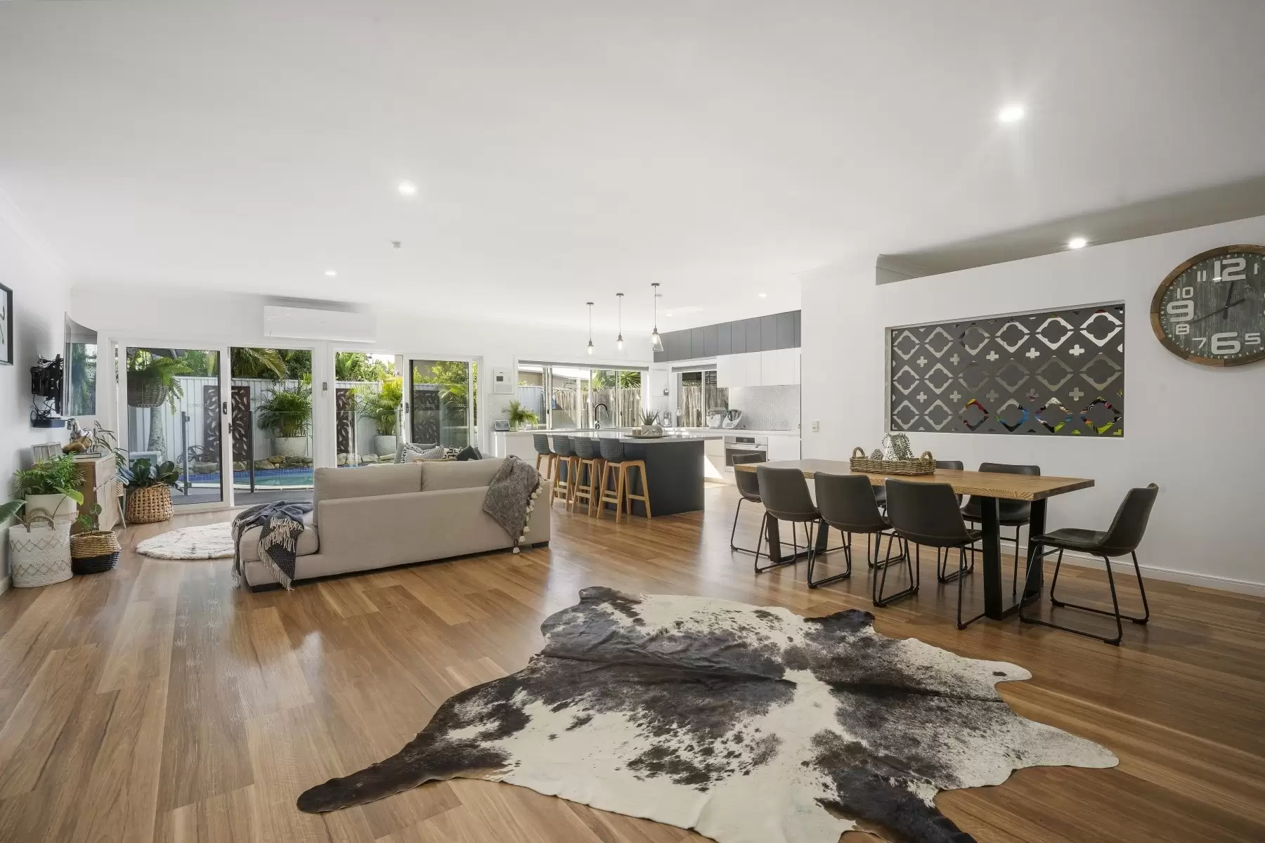 65 Crombie Avenue, Bundall Sold by Queensland Sotheby's International Realty - image 1