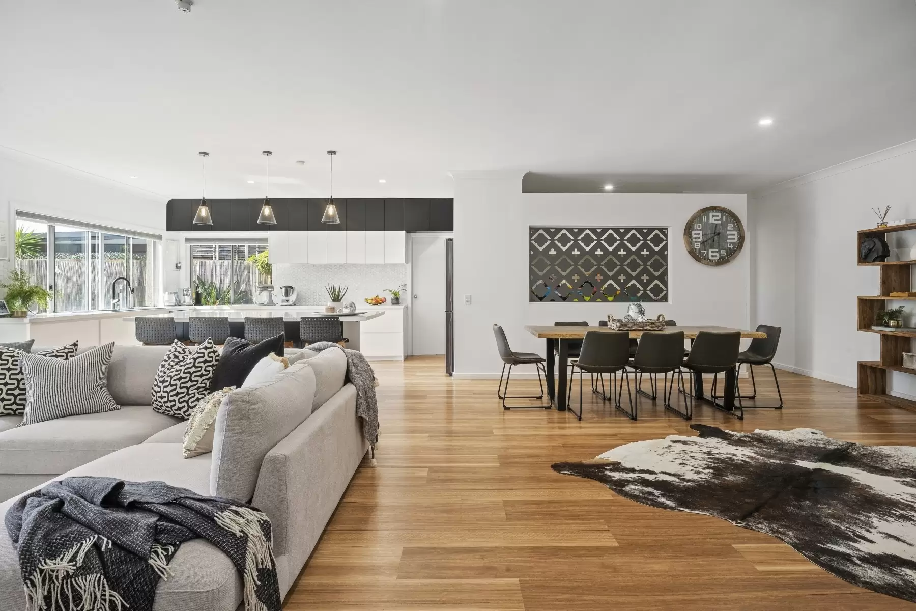 65 Crombie Avenue, Bundall Sold by Queensland Sotheby's International Realty - image 1