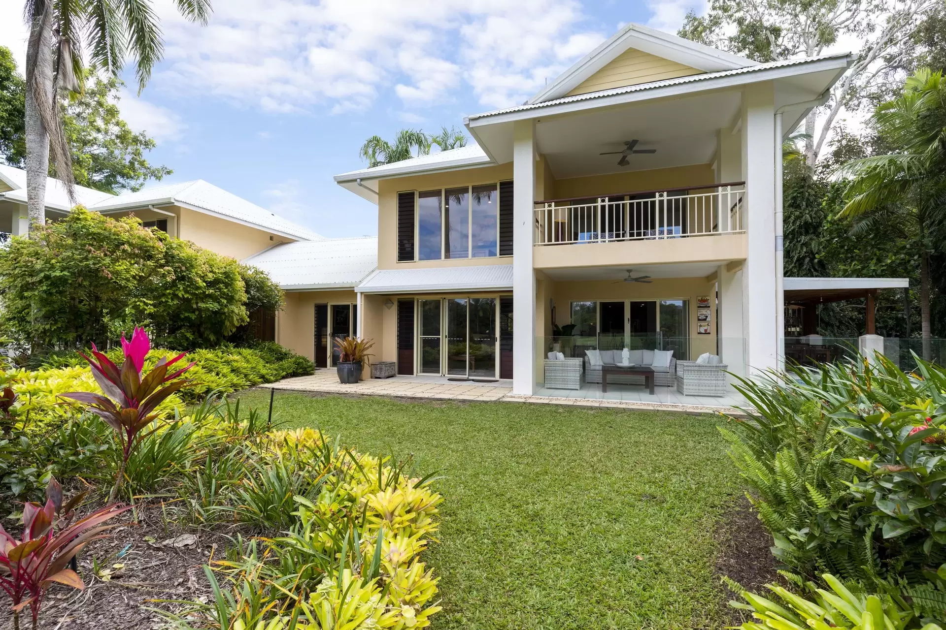 25/24-70 Nautilus Street, Port Douglas Sold by Queensland Sotheby's International Realty - image 1