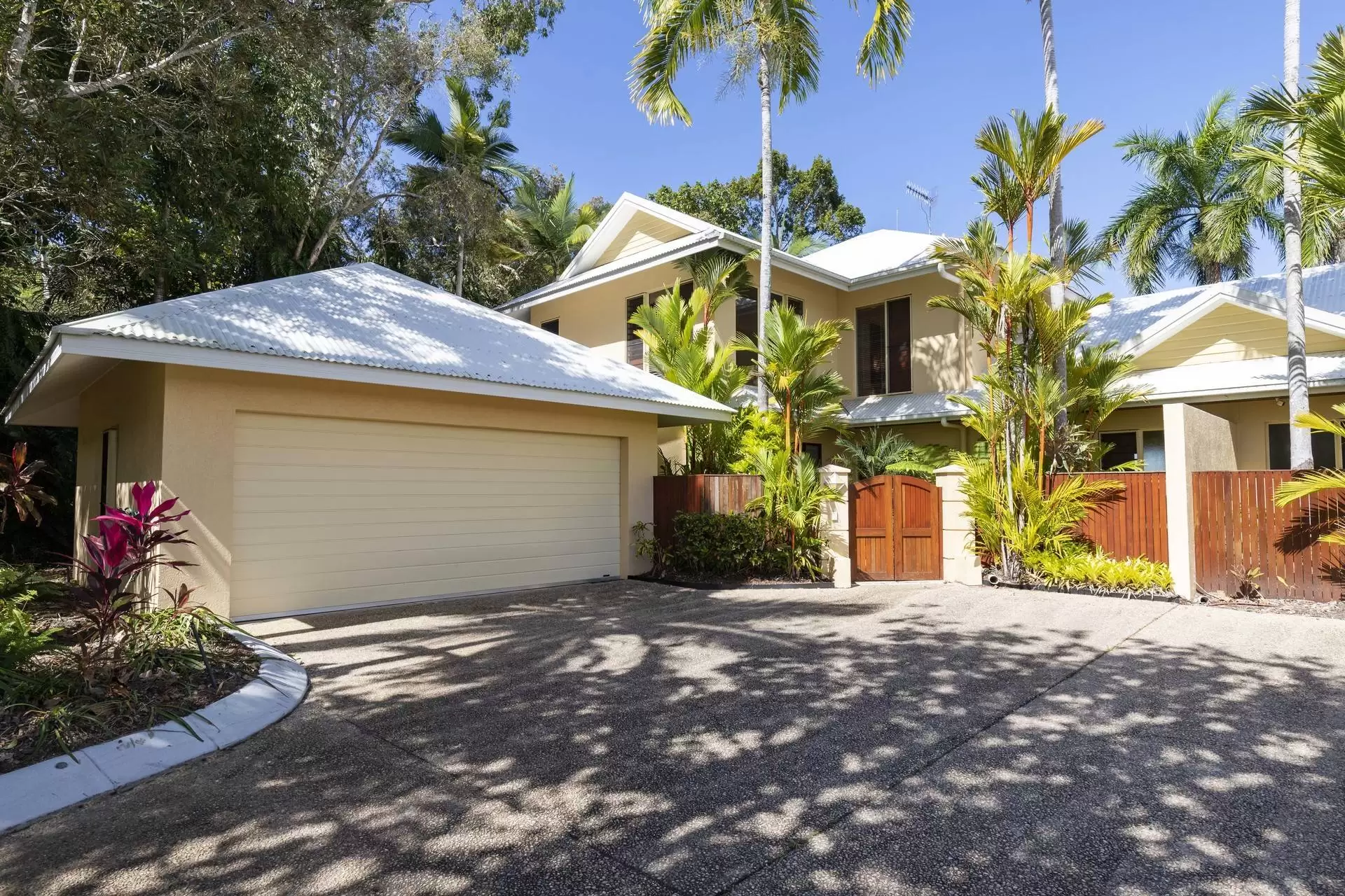 25/24-70 Nautilus Street, Port Douglas Sold by Queensland Sotheby's International Realty - image 1