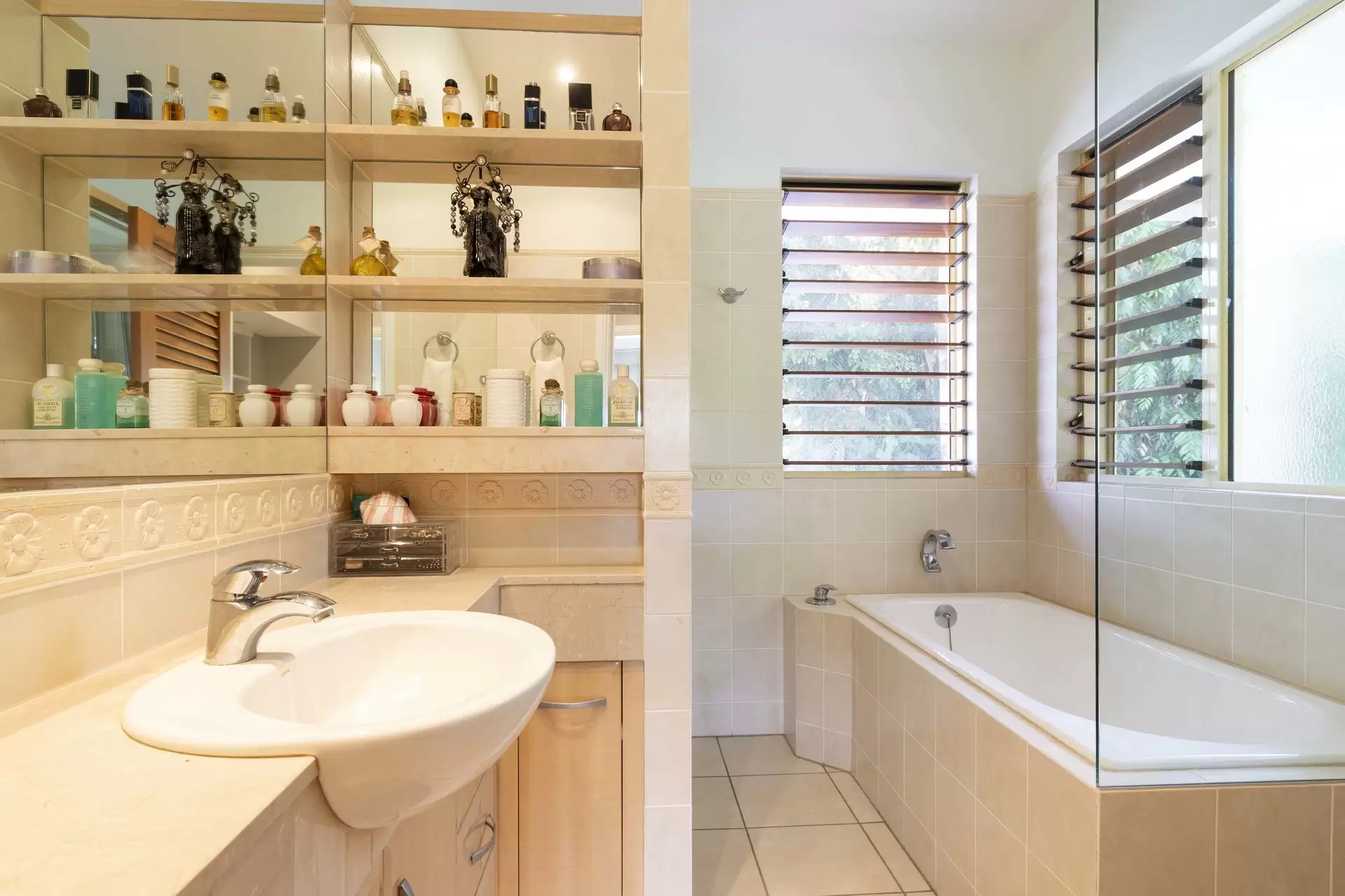 25/24-70 Nautilus Street, Port Douglas Sold by  - image 1