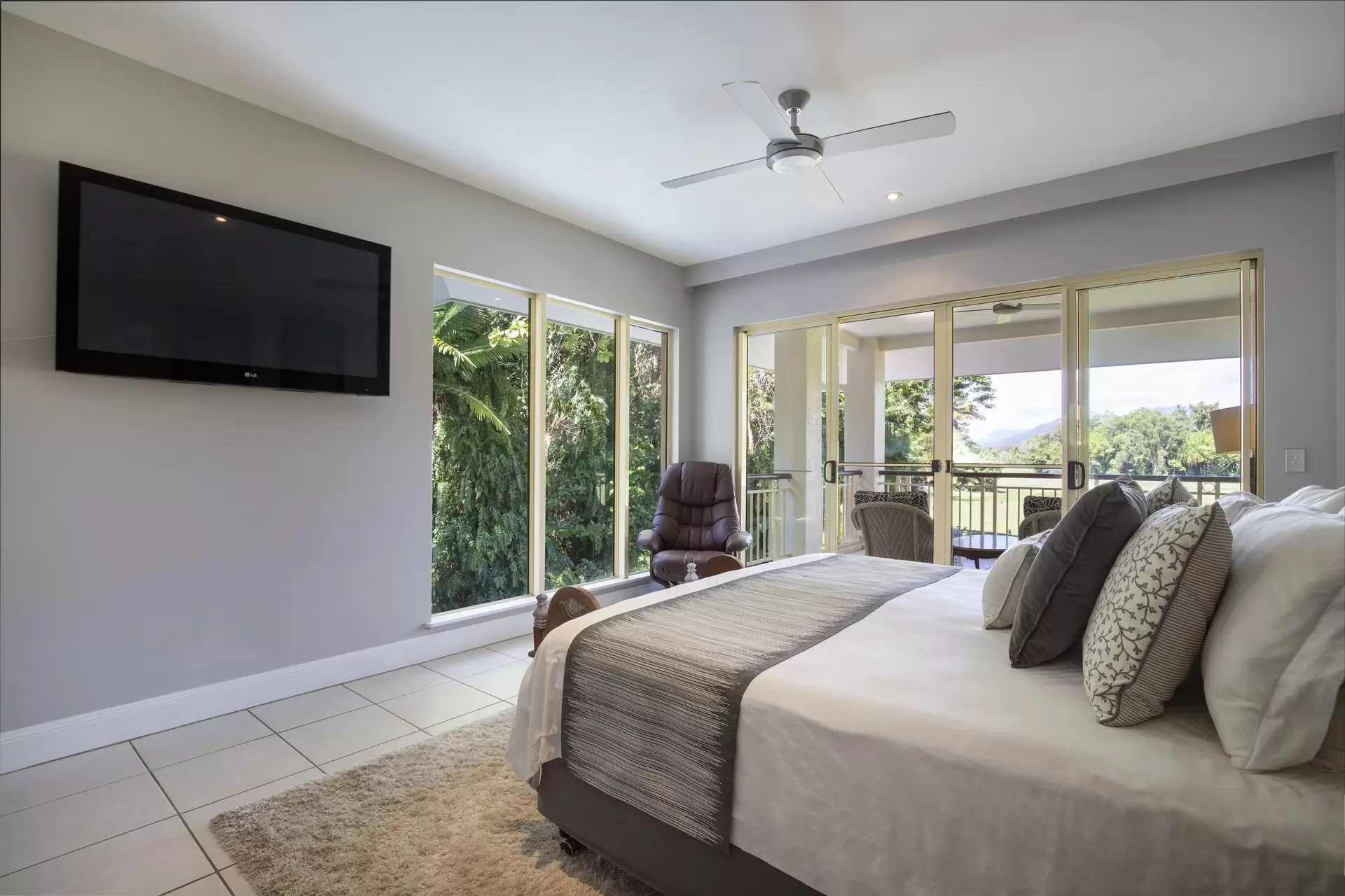 25/24-70 Nautilus Street, Port Douglas Sold by  - image 1