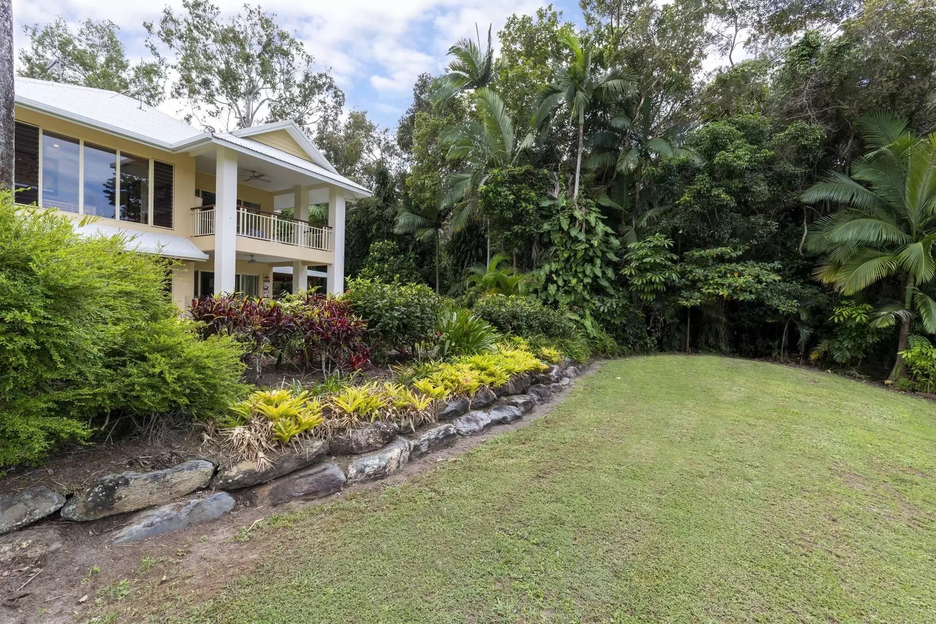 25/24-70 Nautilus Street, Port Douglas Sold by Queensland Sotheby's International Realty - image 1