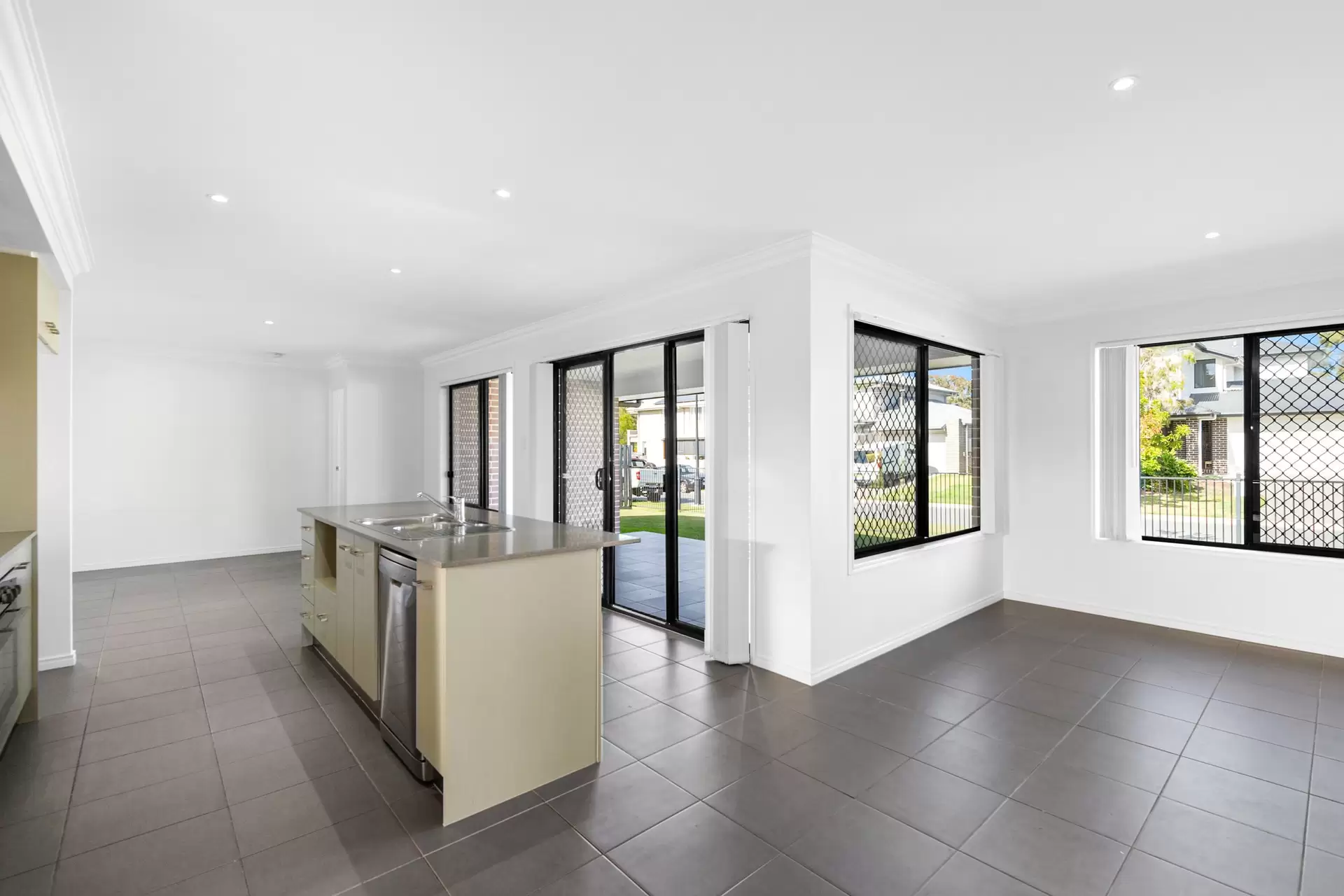 7 Lauren Circuit, Brighton Sold by Queensland Sotheby's International Realty - image 1