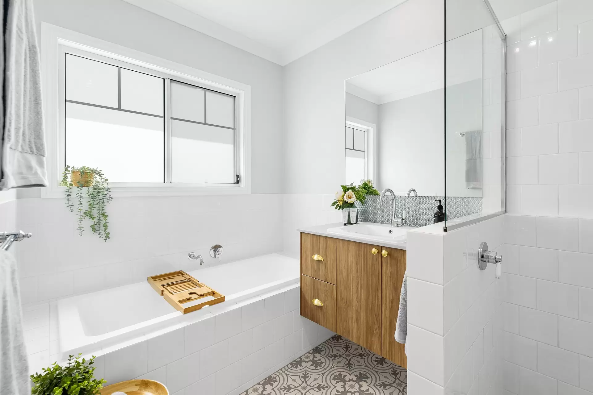 11 Hamilton Avenue, Hendra Sold by Queensland Sotheby's International Realty - image 1