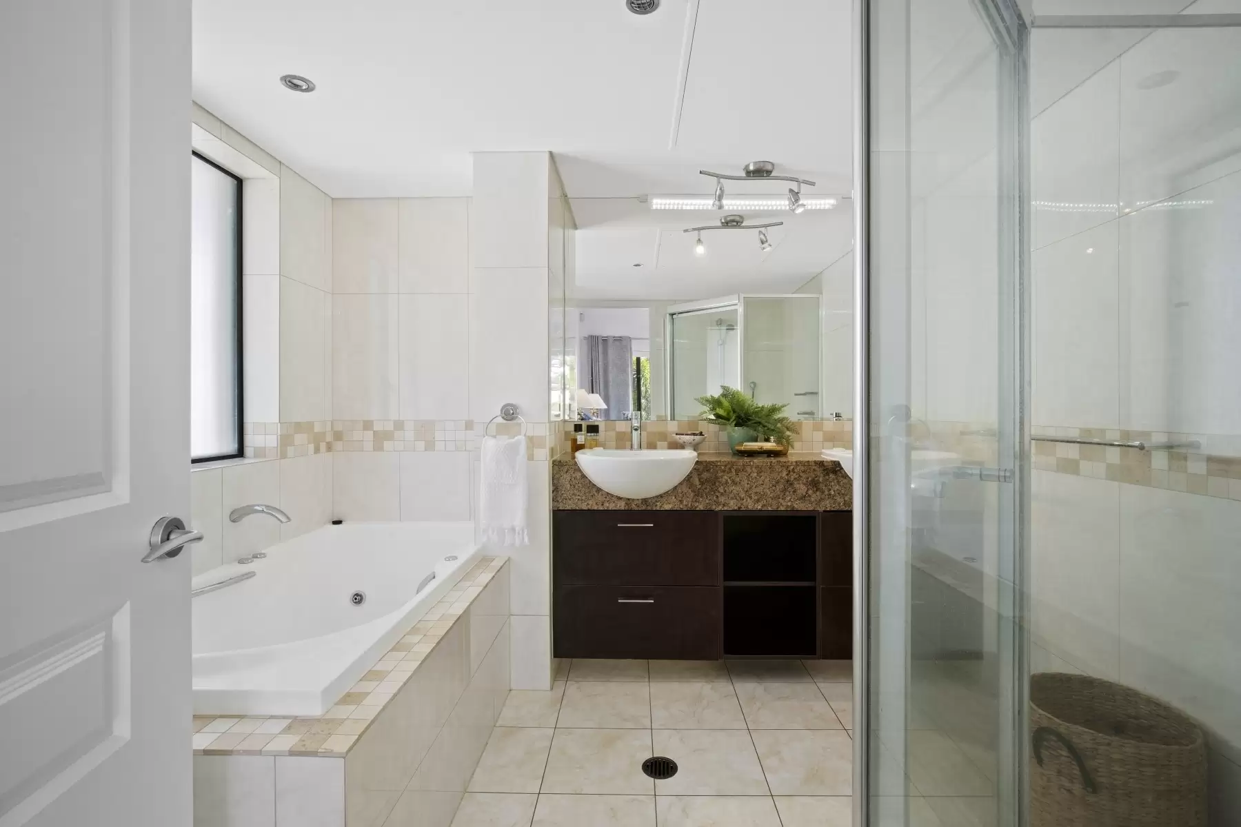 5/36-38 Oatland Esplanade, Runaway Bay Sold by Queensland Sotheby's International Realty - image 1
