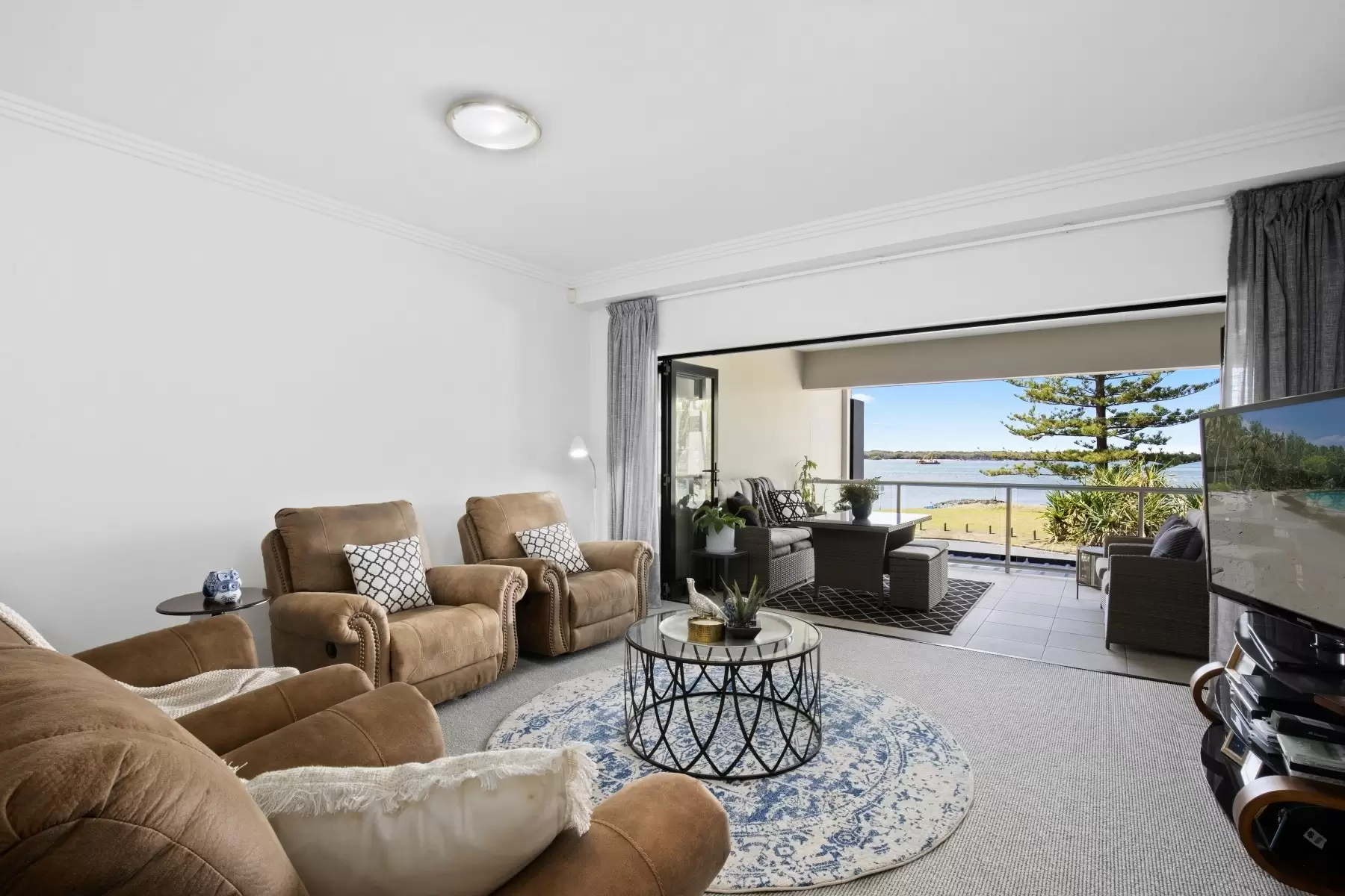 5/36-38 Oatland Esplanade, Runaway Bay Sold by Queensland Sotheby's International Realty - image 1