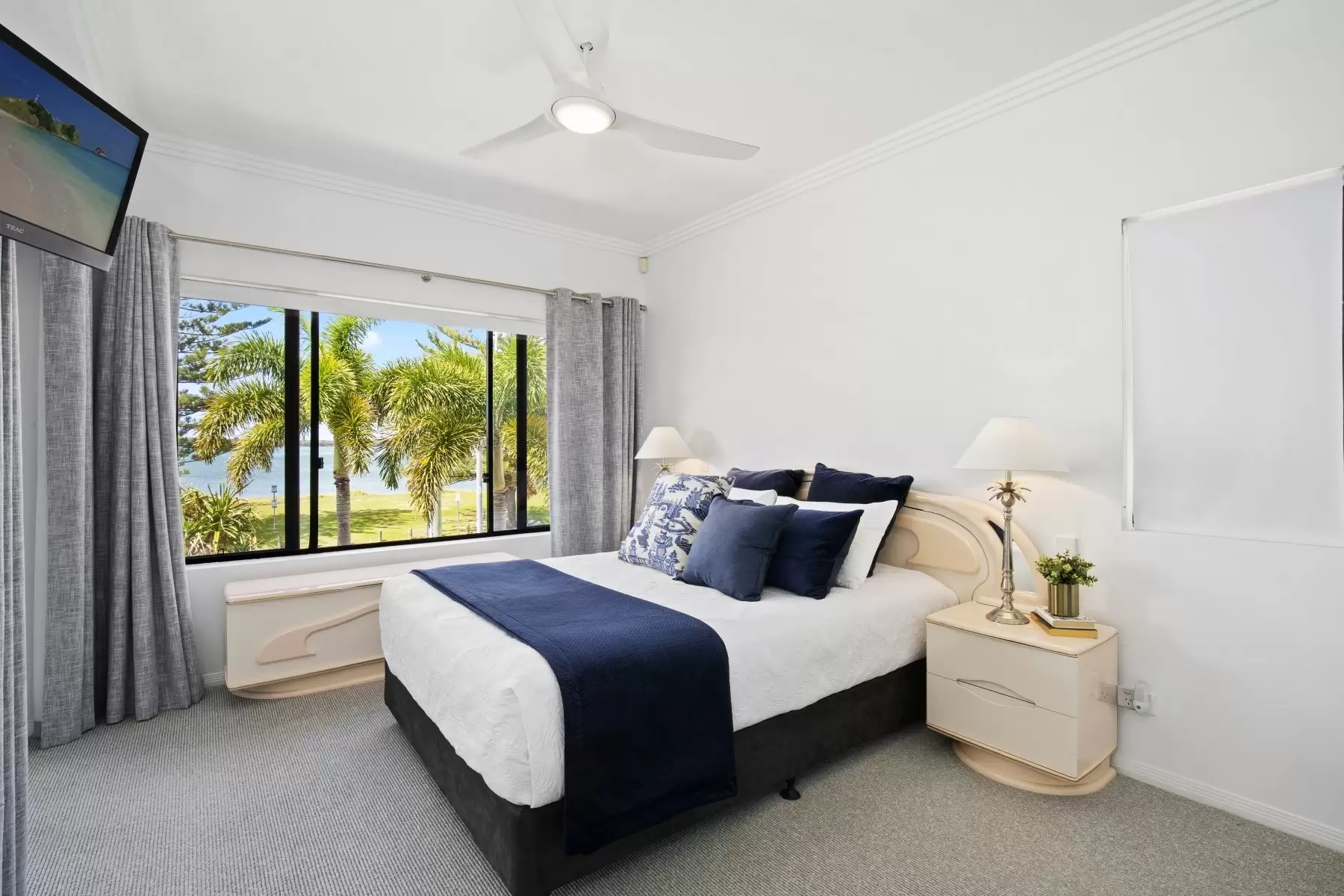 5/36-38 Oatland Esplanade, Runaway Bay Sold by Queensland Sotheby's International Realty - image 1