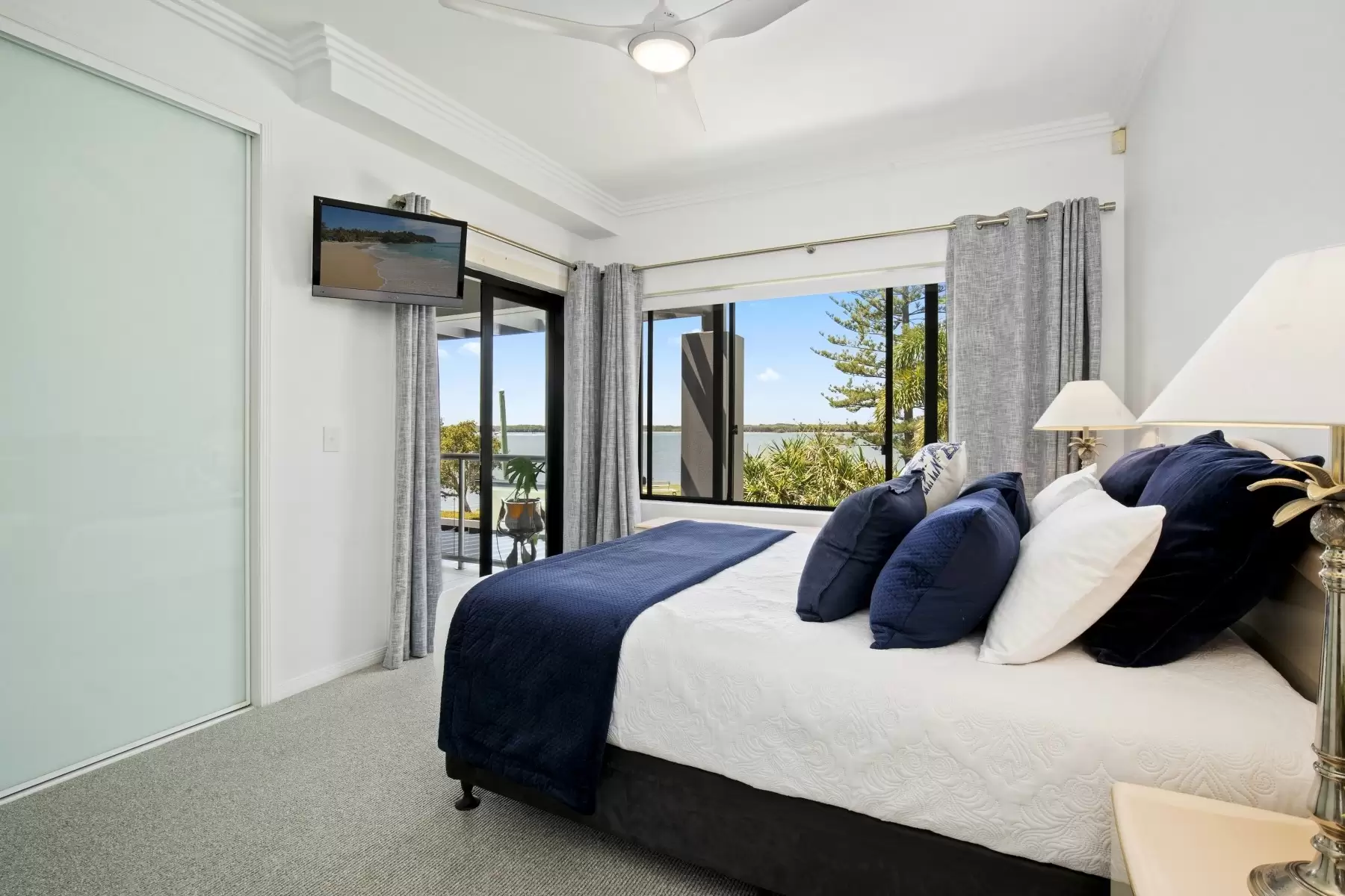 5/36-38 Oatland Esplanade, Runaway Bay Sold by Queensland Sotheby's International Realty - image 1