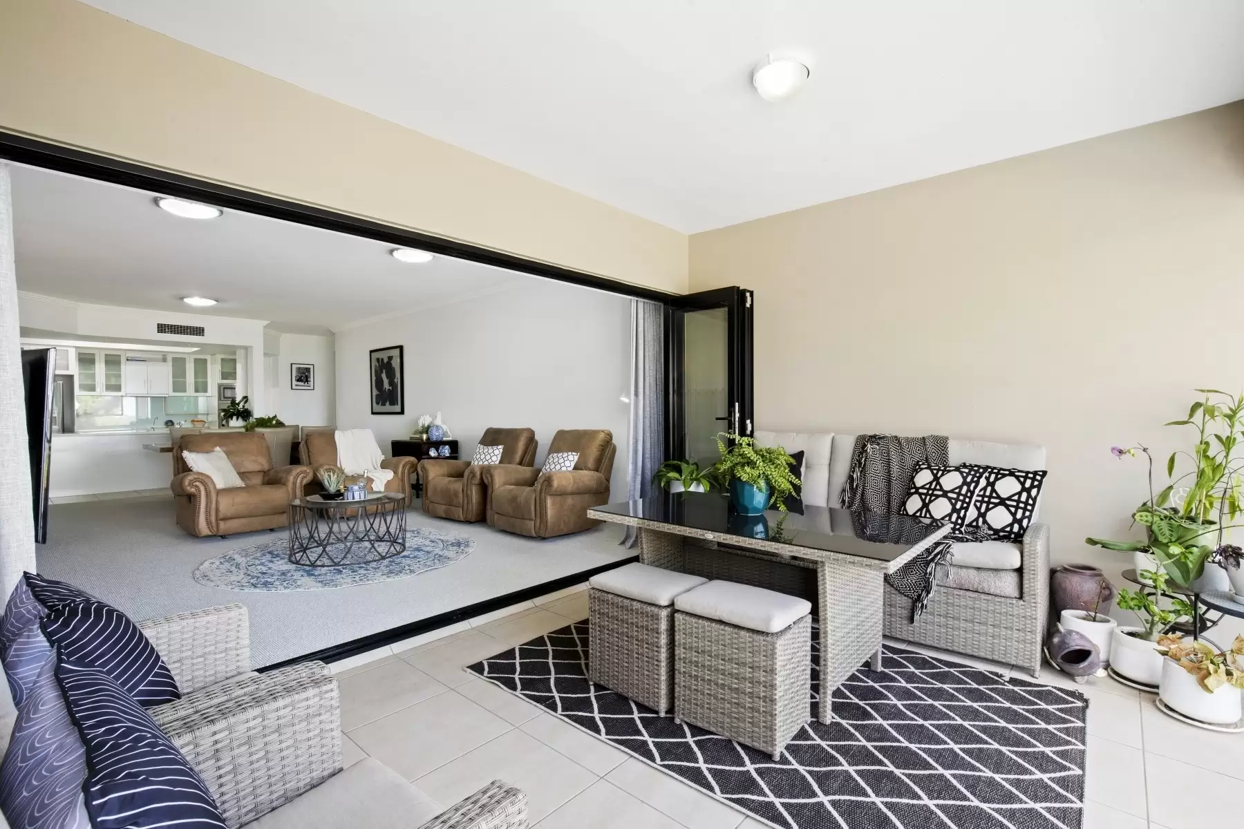 5/36-38 Oatland Esplanade, Runaway Bay Sold by Queensland Sotheby's International Realty - image 1