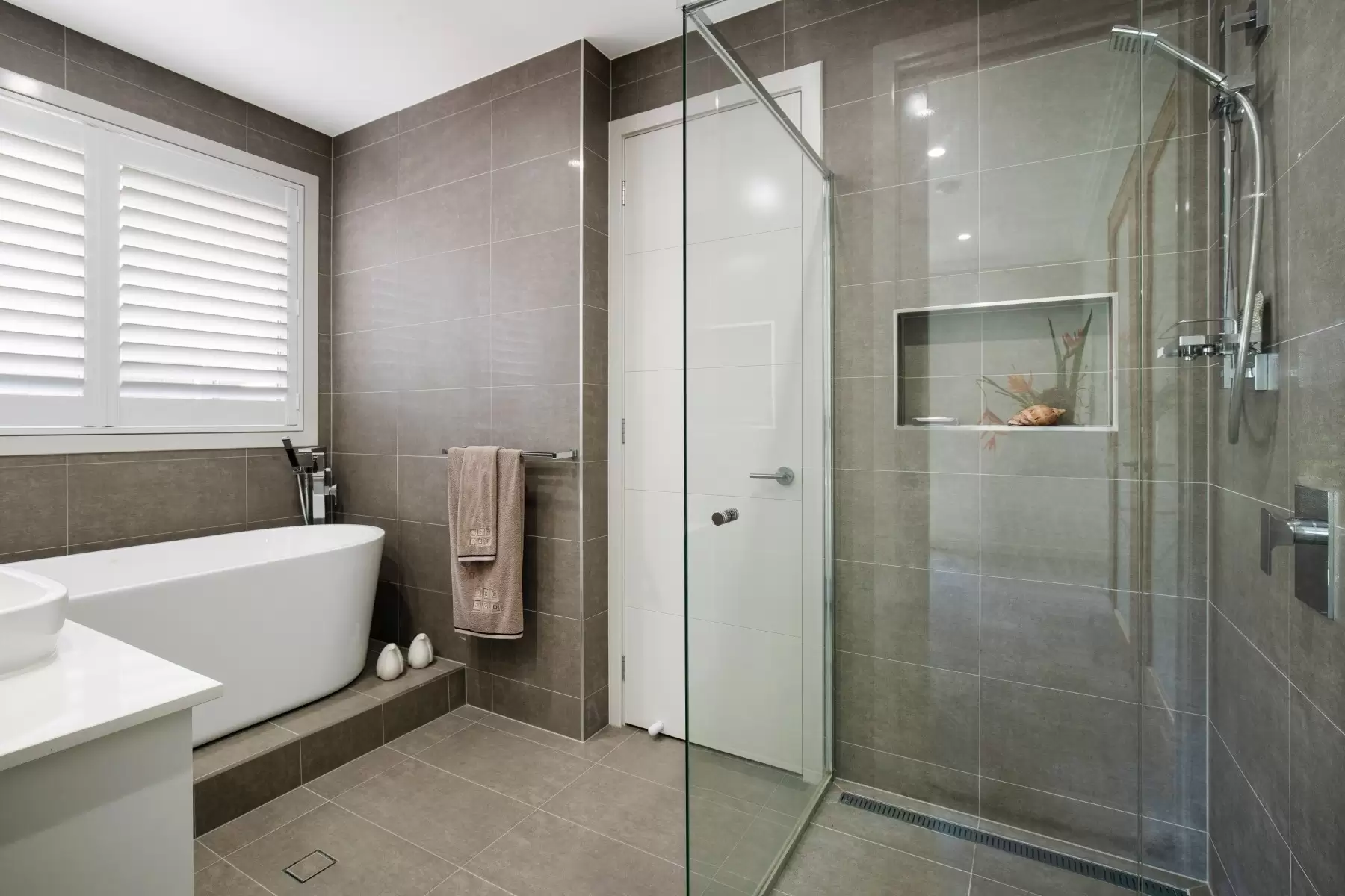 24 Lakeview Boulevard, Mermaid Waters Sold by Queensland Sotheby's International Realty - image 1