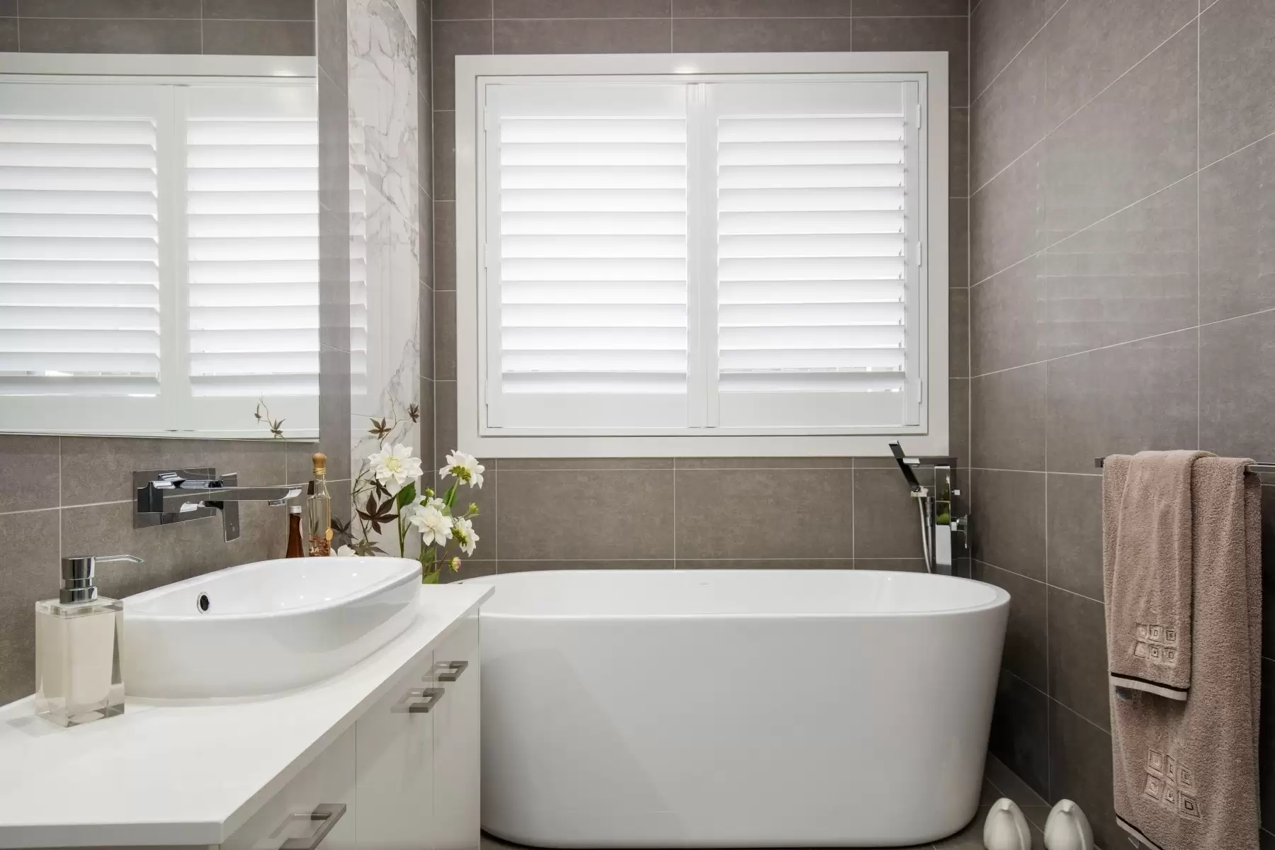 24 Lakeview Boulevard, Mermaid Waters Sold by Queensland Sotheby's International Realty - image 1