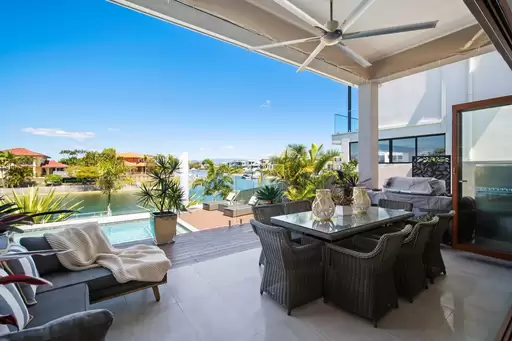 24 Lakeview Boulevard, Mermaid Waters Sold by 