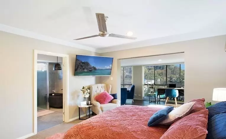 33 Witt Avenue, Carrara Sold by Queensland Sotheby's International Realty - image 1