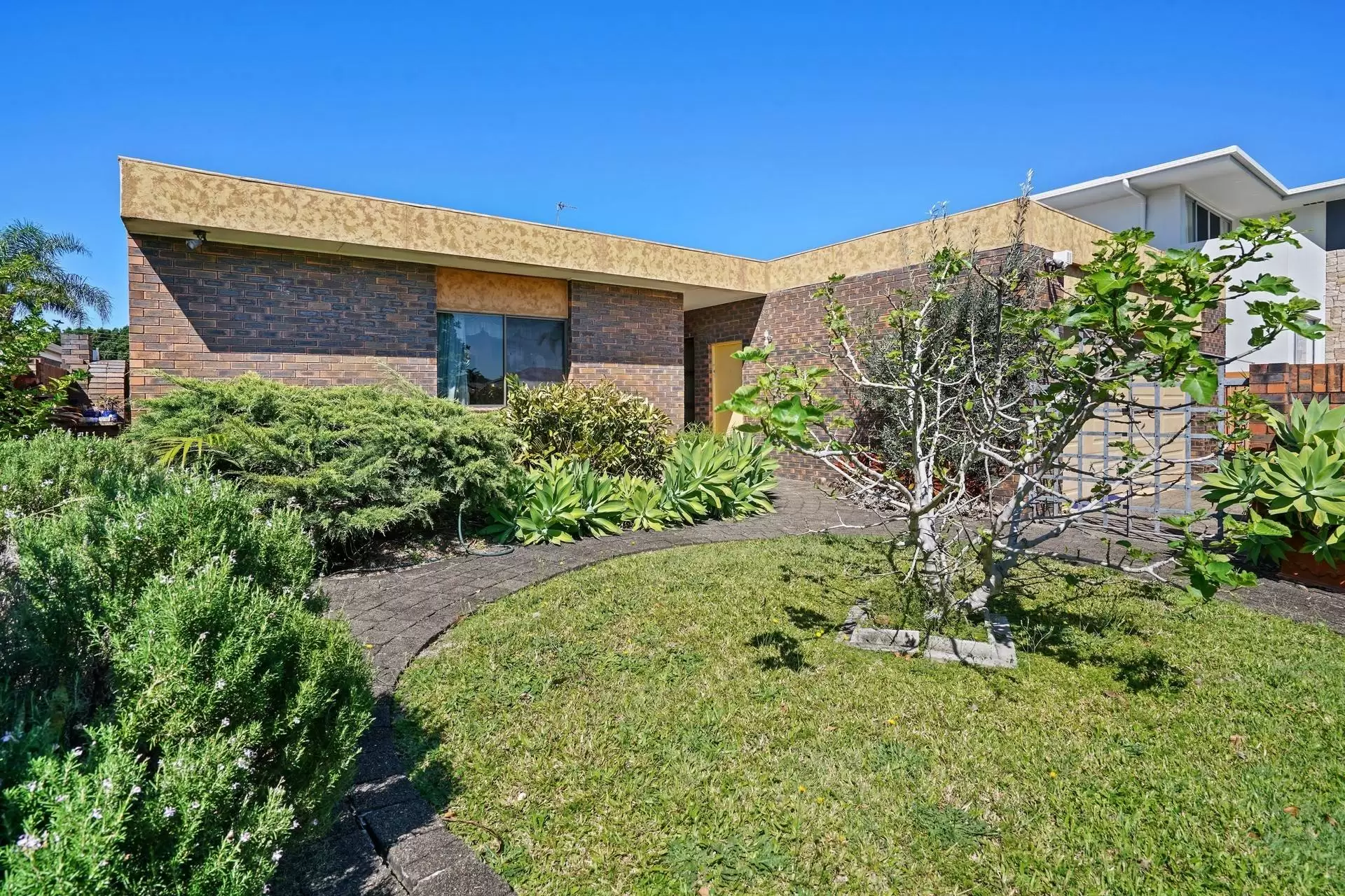 13 River Crescent, Broadbeach Waters Sold by Queensland Sotheby's International Realty - image 1