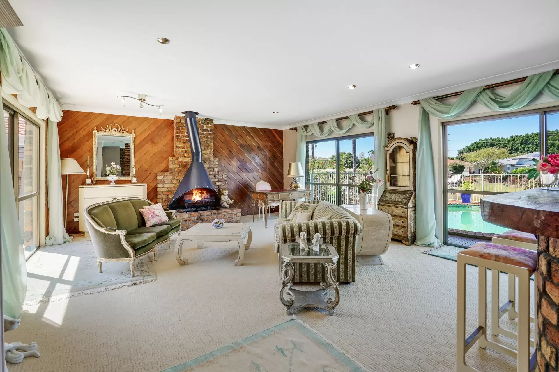13 River Crescent, Broadbeach Waters Sold by Queensland Sotheby's International Realty - image 1