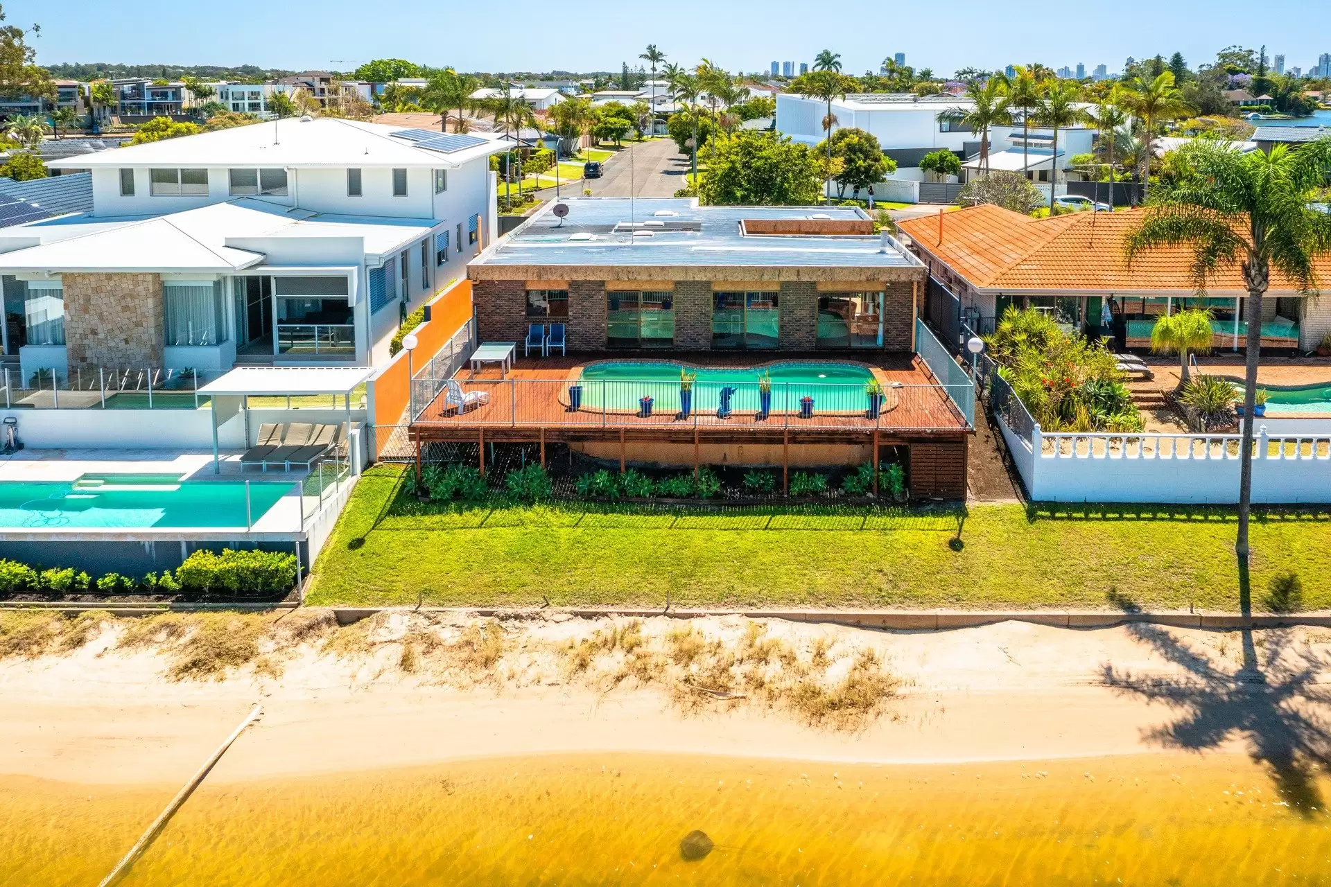 13 River Crescent, Broadbeach Waters Sold by Queensland Sotheby's International Realty - image 1
