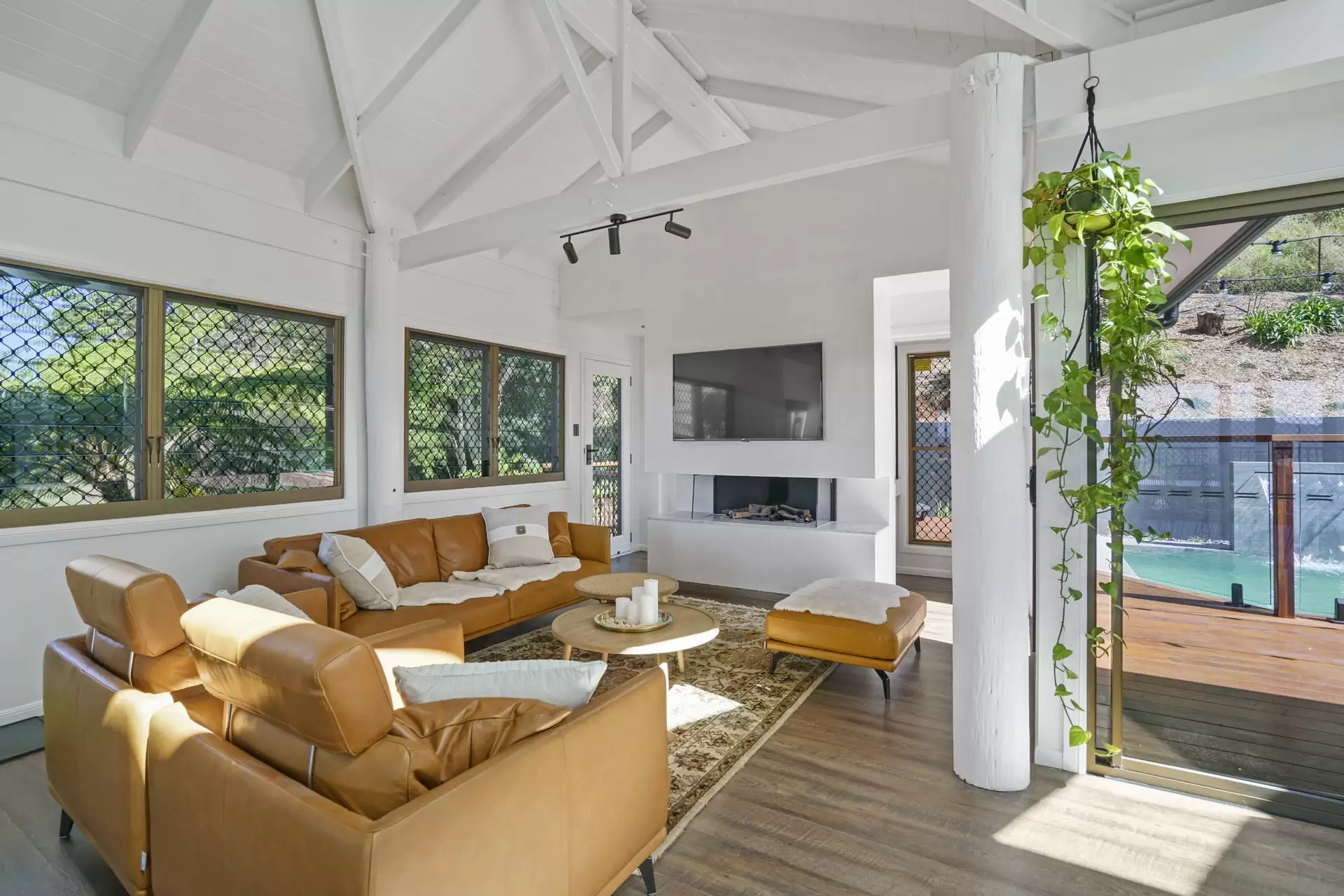1 Carapook Crescent, Tallebudgera Sold by Queensland Sotheby's International Realty - image 1