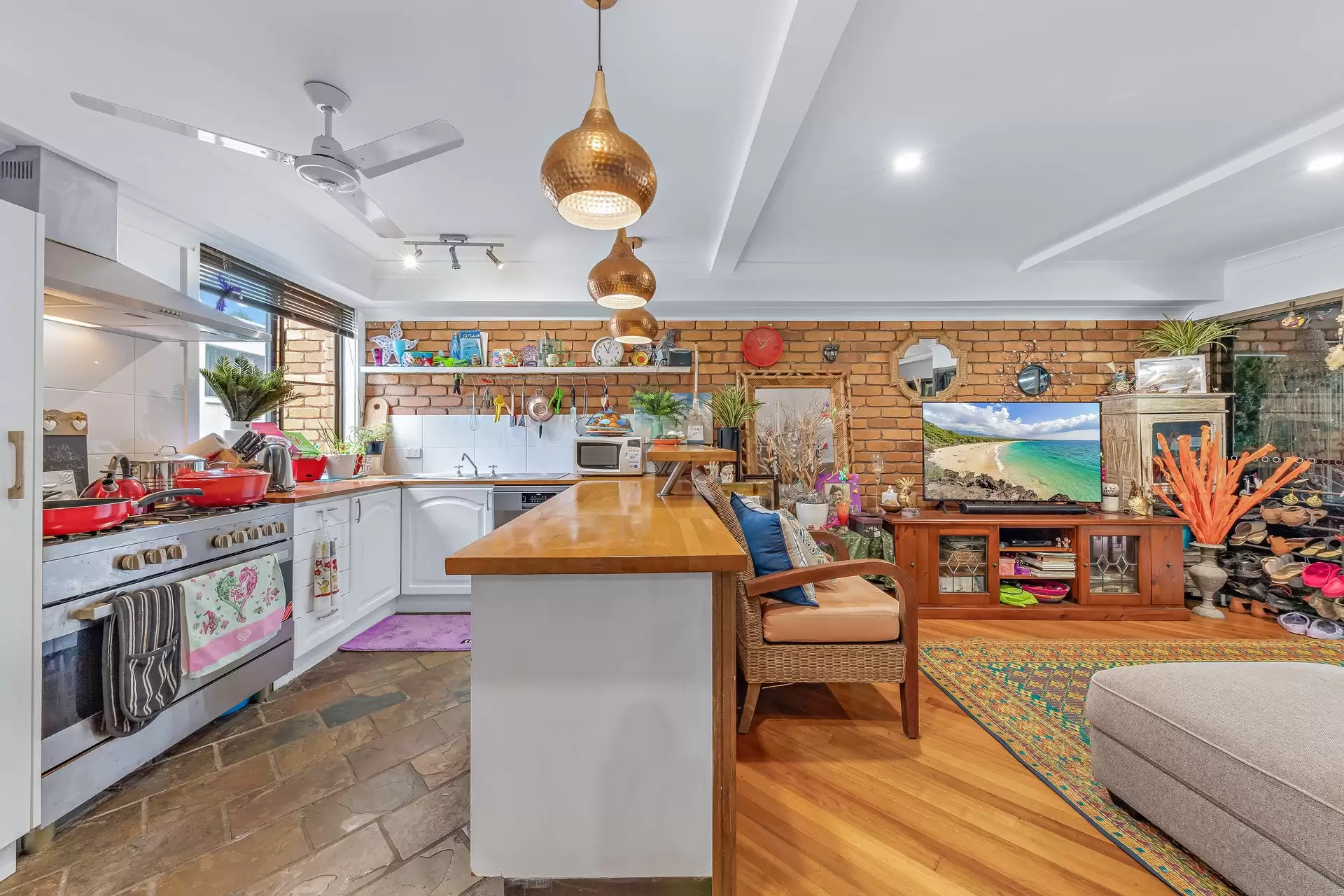 2/3 Beach Road, Cannonvale Sold by Queensland Sotheby's International Realty - image 1