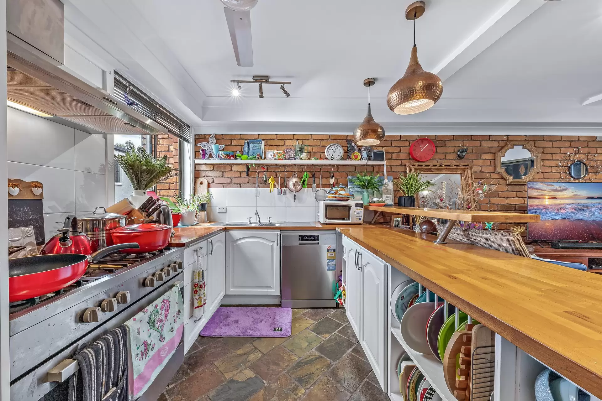 2/3 Beach Road, Cannonvale Sold by Queensland Sotheby's International Realty - image 1