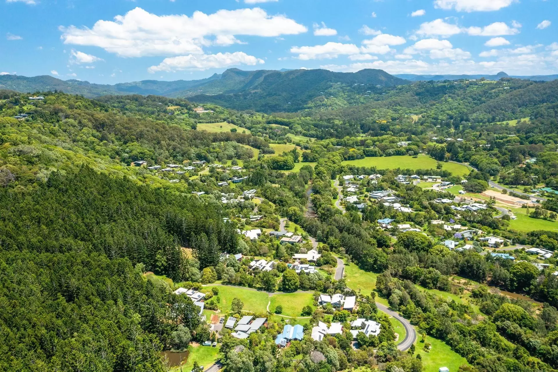 8 Mumdjin Court, Currumbin Valley Sold by Queensland Sotheby's International Realty - image 1