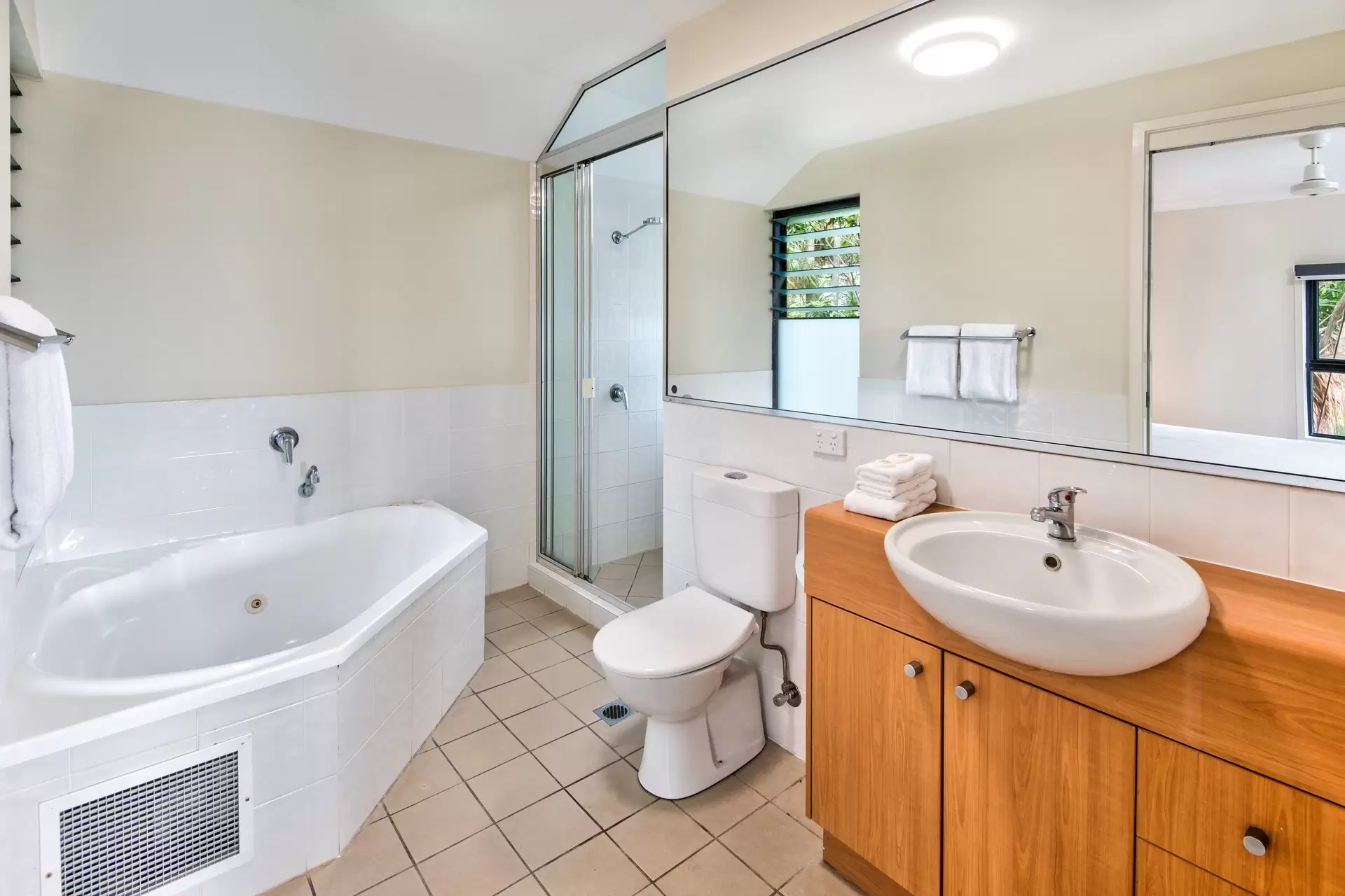 15/5 Banksia Court, Hamilton Island Sold by Queensland Sotheby's International Realty - image 1